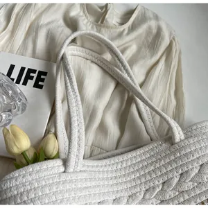 Gros plan détaillé d'un sac cabas tissé blanc fait main avec des textures.