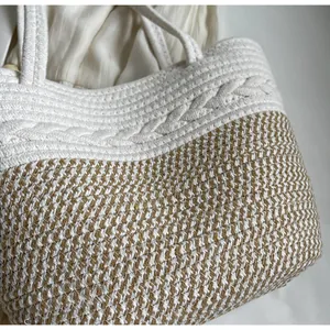 Gros plan d'un sac cabas en paille tissé à la main avec des textures très détaillées