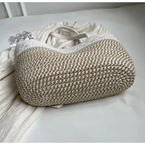 Vue détaillée d'un sac cabas en paille tissé à la main avec texture naturelle de plage