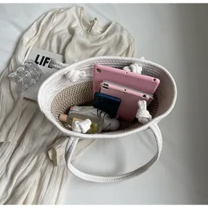 Vue détaillée de l'intérieur spacieux d'un sac cabas en paille tressée avec tablettes et objets