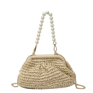 Borsa in paglia intrecciata con elegante manico di perle e catena d'oro