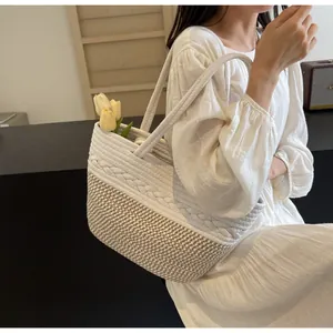 Mannequin portant un sac cabas en paille tissé avec des tulipes jaunes fraîches