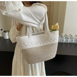 Vue détaillée d'un sac cabas en paille tressée avec accents de tresses pour le style
