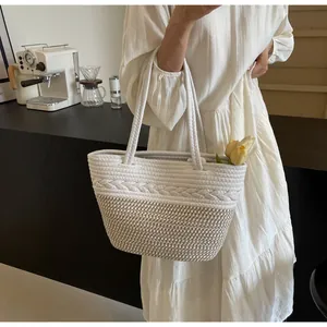 Gros plan d'un sac cabas tissé avec des détails tressés pour les vacances à la plage