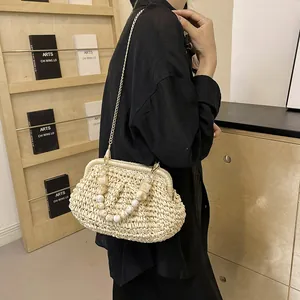 Borsa in paglia intrecciata con elegante manico di perline e chiusura a scatto oro