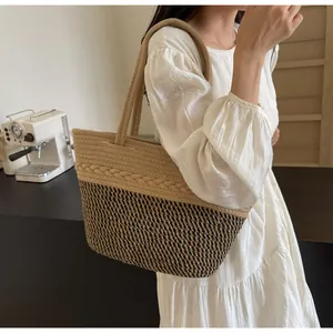 Sac fourre-tout élégant en paille tressée avec poignées et motif noir contrasté