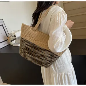 Sac fourre-tout bohème en paille tressée bicolore, idéal pour les vacances d'été