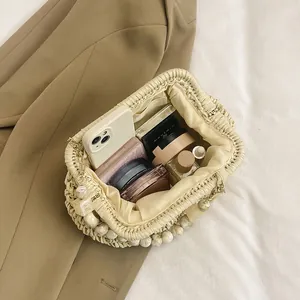 Borsa da spiaggia in paglia intrecciata a mano con catena di perle e interno spazioso