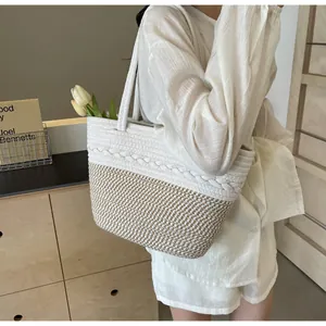 Mannequin élégant portant un sac cabas en paille tressée blanc et beige pour la plage