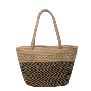 Vue de face montrant le tissage bicolore et le détail tressé du sac en paille