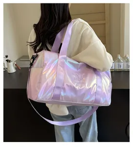 Hochwertiges Lifestyle-Foto einer schillernden, großen Reisetasche für Damen in Lila.