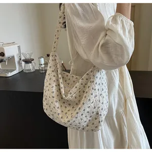 Elegante bolso tote con estampado de flores llevado por una modelo en un café refinado
