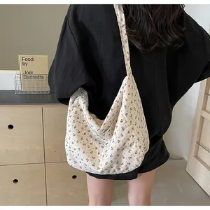 Vista trasera de modelo con un bolso de hombro de lona floral en una habitación minimalista