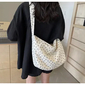 Elegante bolso tote de lona vintage con estampado floral usado como bandolera de mujer