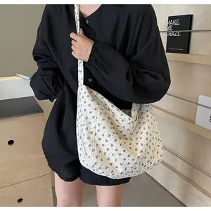 Bolso hobo cruzado de lona con estampado floral para mujer de estilo minimalista