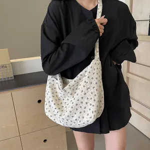 Elegante bolso bandolera de lona floral vintage para mujer mostrado en una modelo