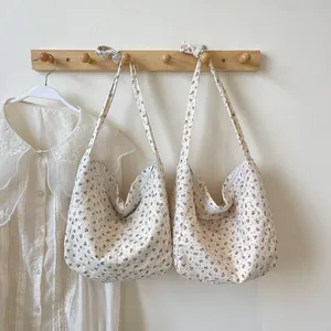 Bolsos hobo minimalistas de lona con estampado floral y correas con lazos en crema