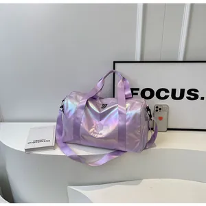 Nahaufnahme einer holografischen lila Reisetasche mit irisierendem Finish und Logo-Details.