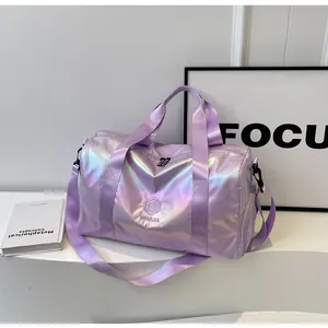 Detail der holografischen lila Reisetasche mit irisierendem Stoff und Logo-Druck.