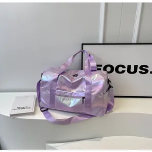 Irisierende lila holografische Reisetasche mit großem Fassungsvermögen und Textur.