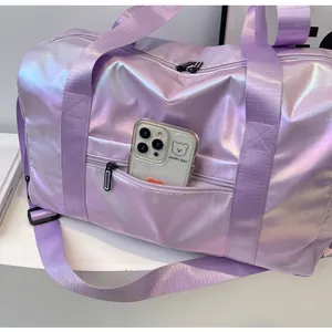 Detailansicht der schimmernden lila Reisetasche mit praktischer vorderer Tasche