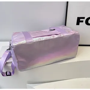 Detailansicht der großen irisierenden Hologramm-Reisetasche mit Tragegurt