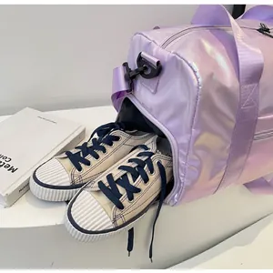Detailansicht der schillernden lila Reisetasche mit integriertem Schuhfach für Reisen