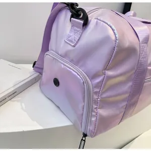 Detailansicht der schillernden lavendelfarbenen Reisetasche mit Seitentasche und Belüftung.