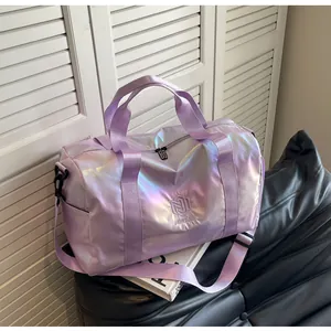 Stilvolle schillernde violette Reisetasche mit holografischem Finish und viel Platz