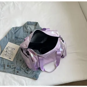 Detaillierte Innenansicht der lila Reisetasche mit einer großen Speicherkapazität