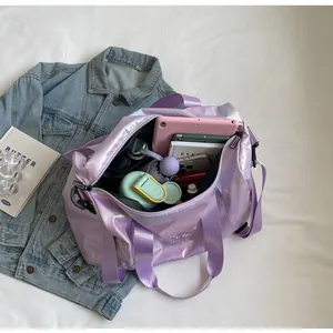 Detailansicht der großen Innenkapazität einer schimmernden lila Reisetasche für Damen