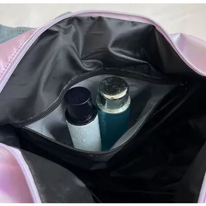 Innenansicht mit wasserdichtem Reißverschlussfach der schillernden, violetten Reisetasche