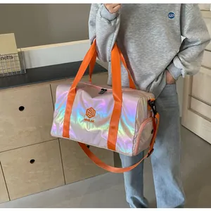 Nahaufnahme der schillernden Reisetasche mit leuchtend orangefarbenen Trägern