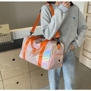 Große stilvolle holografische rosa Reisetasche mit orangefarbenen Riemen am Modell