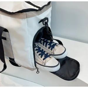 Dettaglio di una borsa da viaggio con scomparto separato per riporre le scarpe.