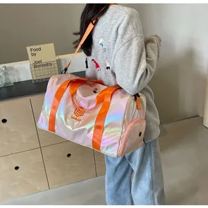 Große irisierende rosa Reisetasche mit orangefarbenen Trägern, getragen am Model