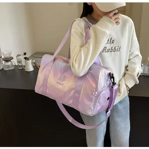 Schillernde lila Reisetasche mit großem Fassungsvermögen, präsentiert in einem Lifestyle-Set