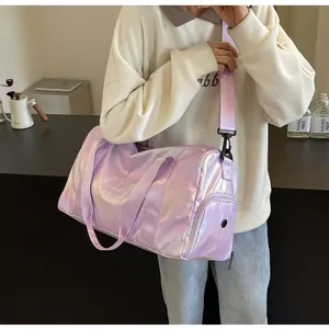 Detailansicht einer modischen Frau mit einer schillernden lila Reisetasche