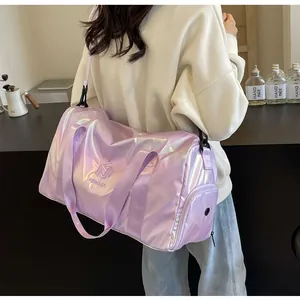 Detailansicht einer trendigen lavendelfarbenen holografischen Reisetasche mit Kapazität.