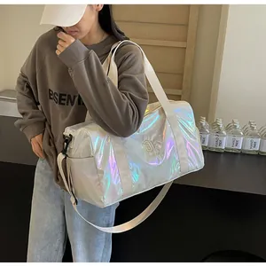 Detailansicht der irisierenden Reisetasche mit holografischem Finish in einer Lifestyle-Szene.