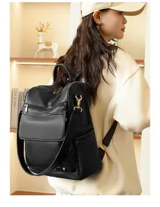 Mochila casual de cuero negro para mujer de gran capacidad en un entorno de estilo de vida