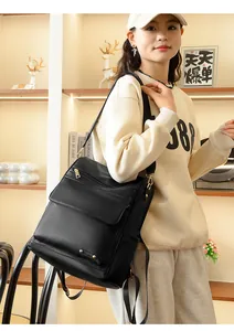 Detalle de una mochila grande de cuero negro para mujer, ideal para el trayecto diario