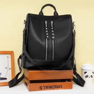 Zaino nero in pelle martellata di grande capacità con borchie e cerniere decorative in argento