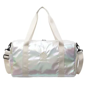 Detailansicht der großen irisierenden Reisetasche mit weißen Trägern und Logo