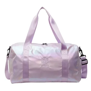 Nahaufnahme der schillernden violetten Reisetasche mit Stofftextur und Markenlogo