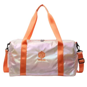 Detailansicht einer holografischen Reisetasche mit leuchtend orangen Griffen und Logo