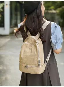 Lichtgewicht beige nylon rugzak voor dames in een informele lifestyle-buitenscène
