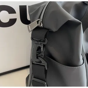 Detail van de duurzame metalen rits en riemclip op een grote weekendtas voor reizen