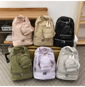 Detailweergave van zes nylon rugzakken met bijpassende mini-zakjes in diverse pastelkleuren.