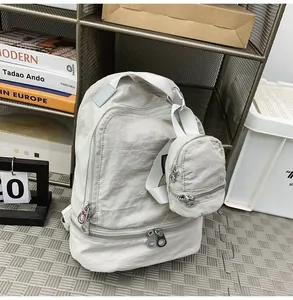 Gedetailleerde weergave van een 2-in-1 nylon rugzak met afneembare tas, moderne stijl